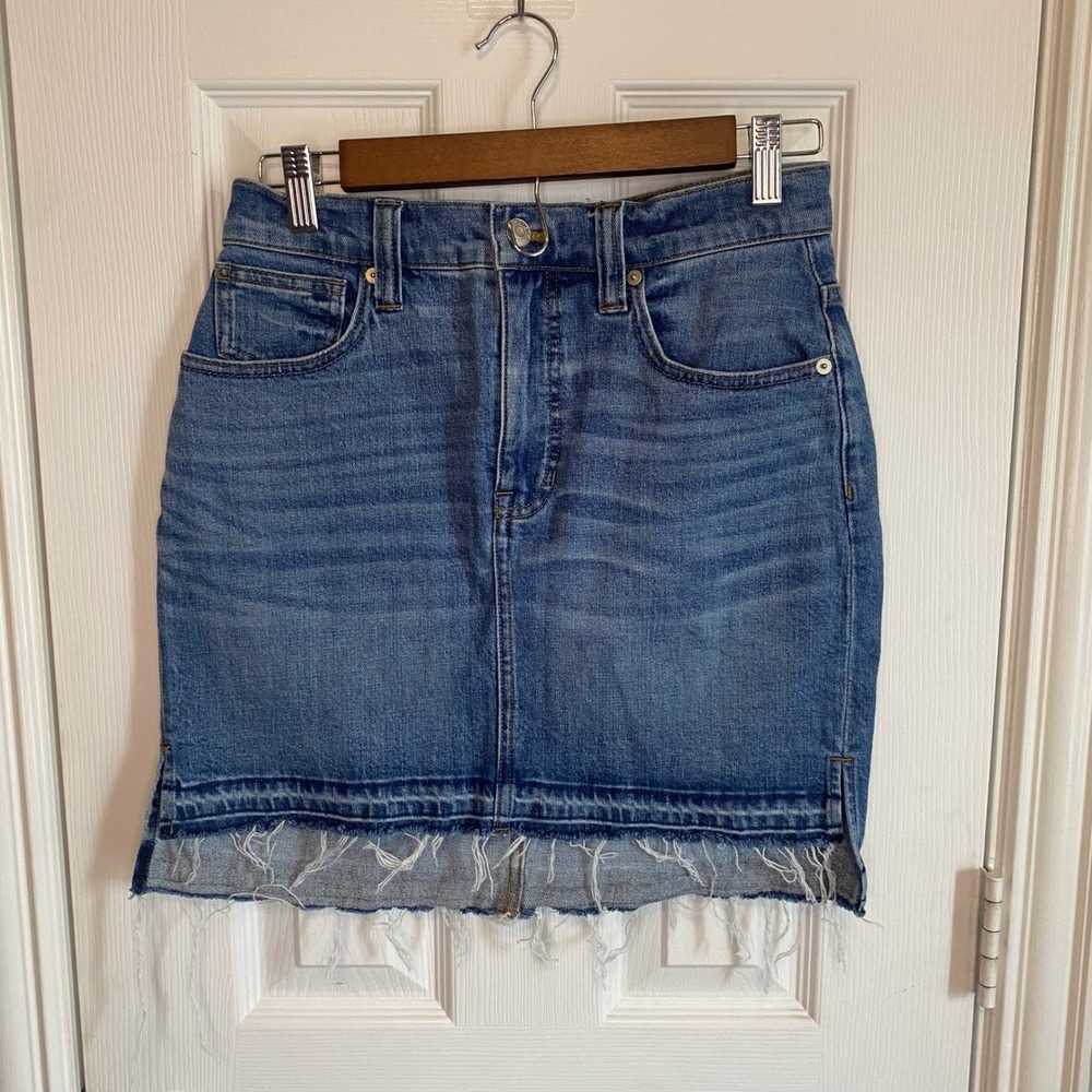Madewell Denim Mini Skirt Size 27 Medium Wash Raw Frayed Released Hem Boho